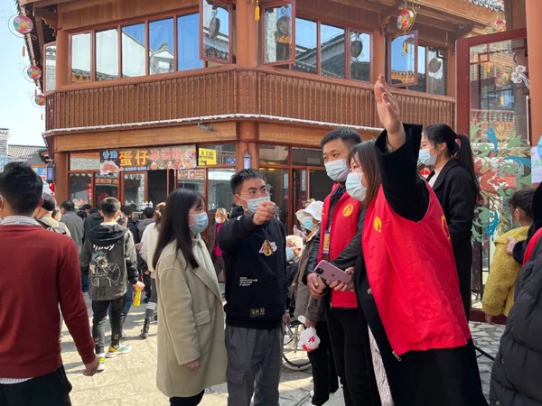 1613718724681628.jpg 南昌市政建設(shè)集團春節(jié)守護萬壽宮歷史文化街區(qū)6002.jpg