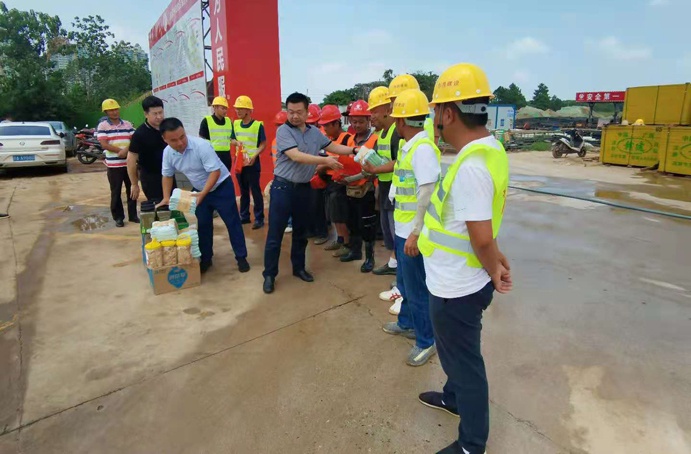 1628471418224929.jpg 南昌市政建設集團開展防暑降溫慰問一線職工民工兄弟6914.jpg