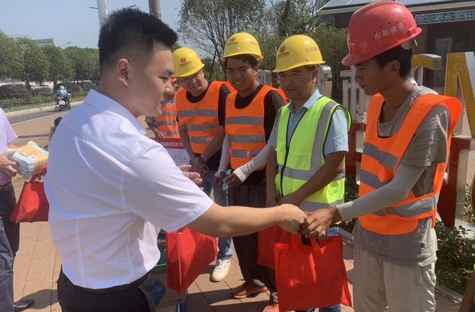 1628471446712174.jpg 南昌市政建設集團開展防暑降溫慰問一線職工民工兄弟6916.jpg