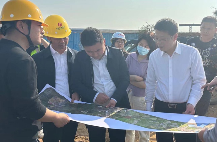 市政公用集團(tuán)劉順保到朱橋東路項(xiàng)目、昌東三路項(xiàng)目、秦坊安置房項(xiàng)目調(diào)研