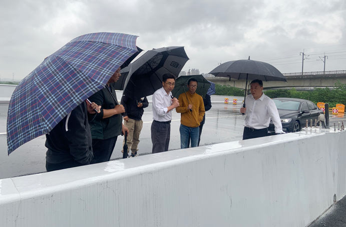 徐旭前往南昌縣河洲路項目、小藍大道快速化項目調(diào)研pg