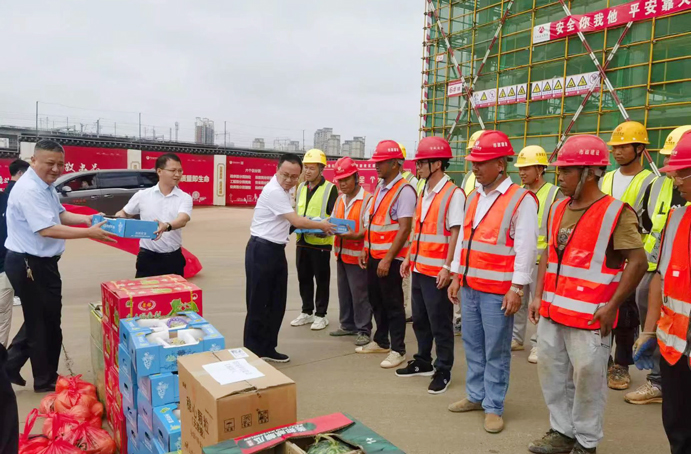 陳文輝到新建區(qū)職業(yè)技術(shù)學校新校區(qū)建設項目慰問 陳文輝到新建區(qū)職業(yè)技術(shù)學校新校區(qū)建設項目慰問