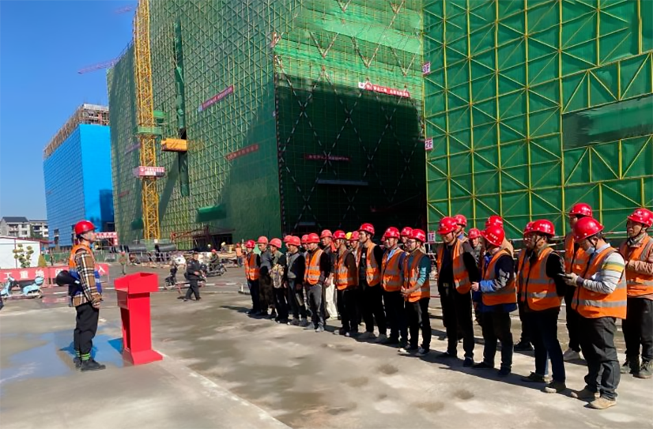 公司各在建項(xiàng)目于1月15日組織開(kāi)展專項(xiàng)班前安全早會(huì)