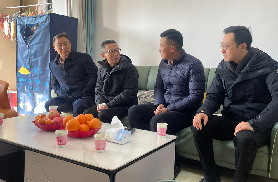 南昌市政公用集團(tuán)總工程師鄭學(xué)平到呂寧家中走訪(fǎng)慰問(wèn)