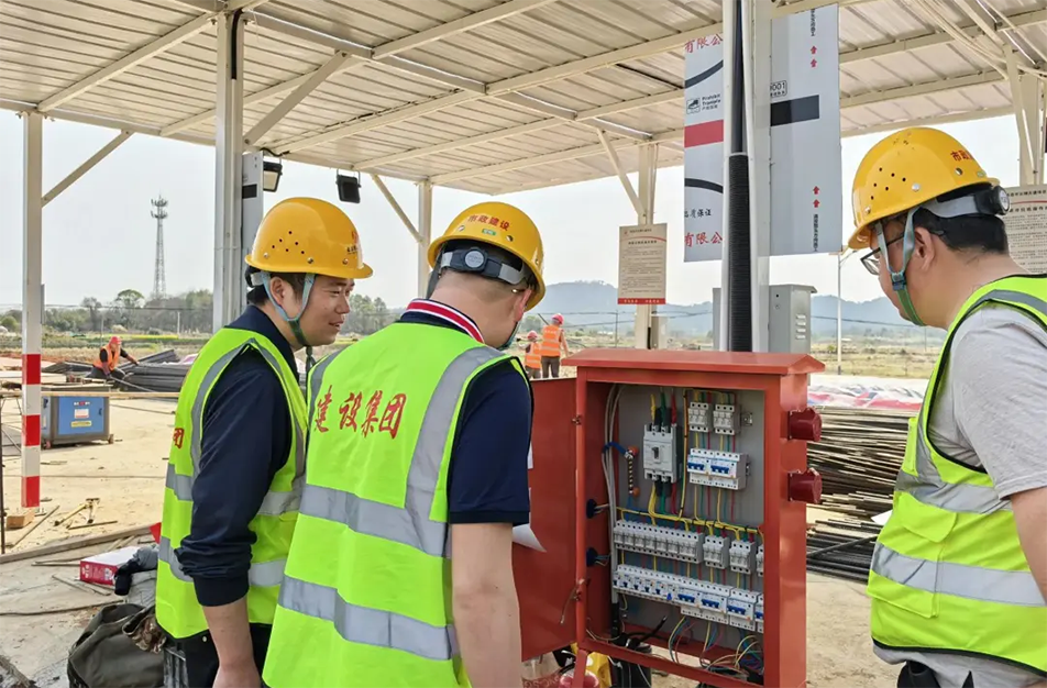 南昌市政建設(shè)集團(tuán)有限公司緊急開(kāi)展強(qiáng)對(duì)流天氣專項(xiàng)安全檢查，全面排查設(shè)備加固、用電安全、排水防澇及應(yīng)急物資，筑牢極端天氣施工安全防線