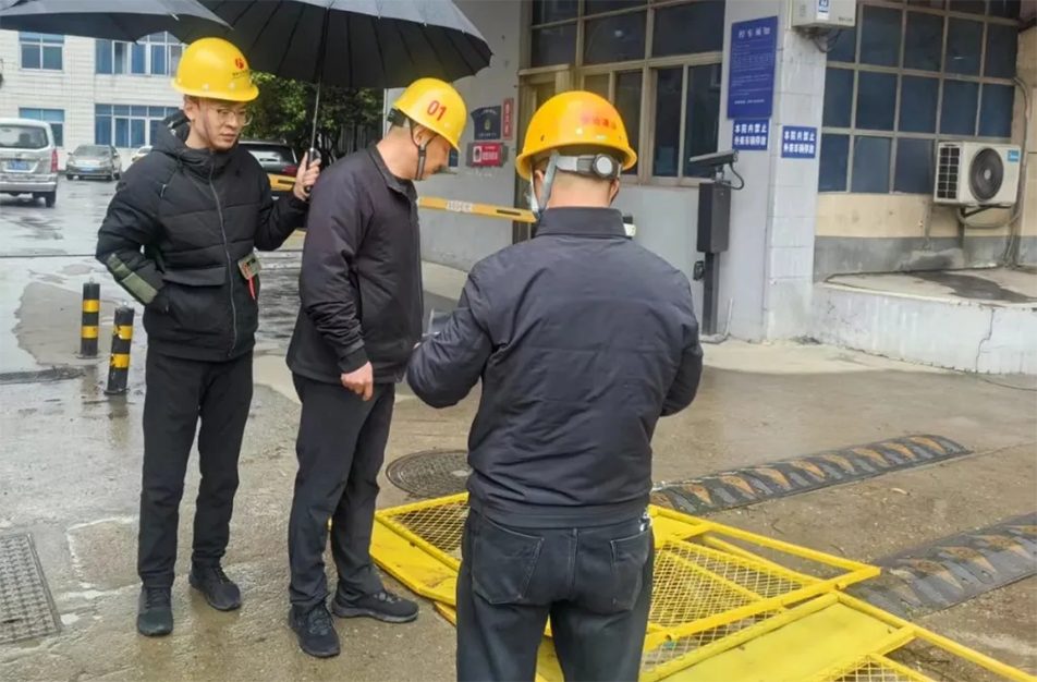 徐旭調(diào)研南昌縣小藍(lán)大道、青云譜污水接駁工程｜施工進(jìn)度與安全文明管理