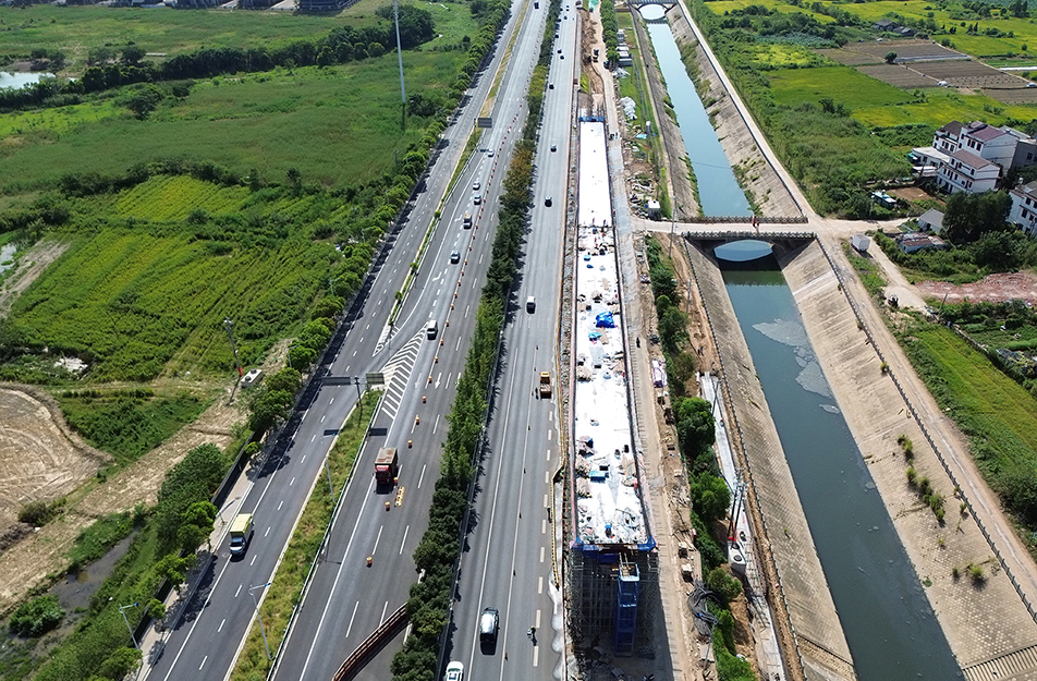 深圳大道互通立交項(xiàng)目鏡面墩柱工藝揭秘 定制不銹鋼模板誤差控制在2mm內(nèi)